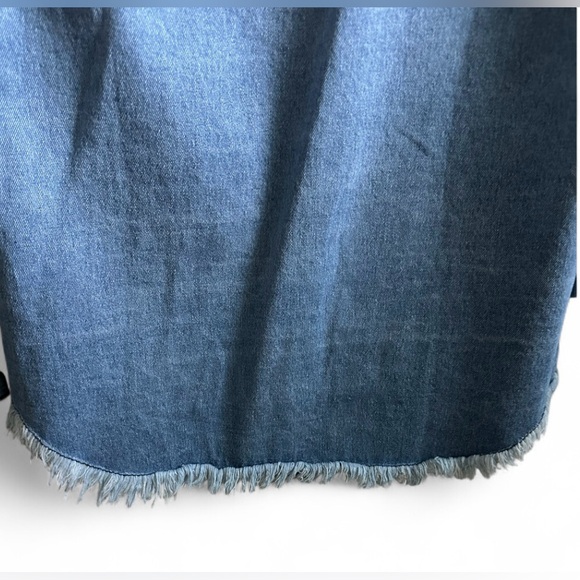 Women's Oversized Denim Jean Jacket Shacket Size Small Button Up Frayed Hem - Picture 6 of 7